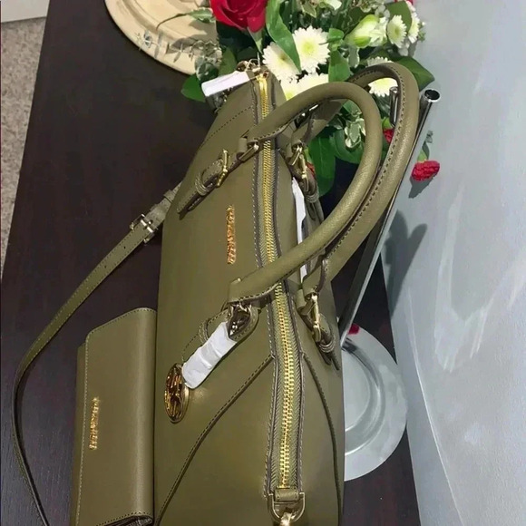 Michael Kors Ciara Duffle Solid olive green color set - Picture 4 of 15